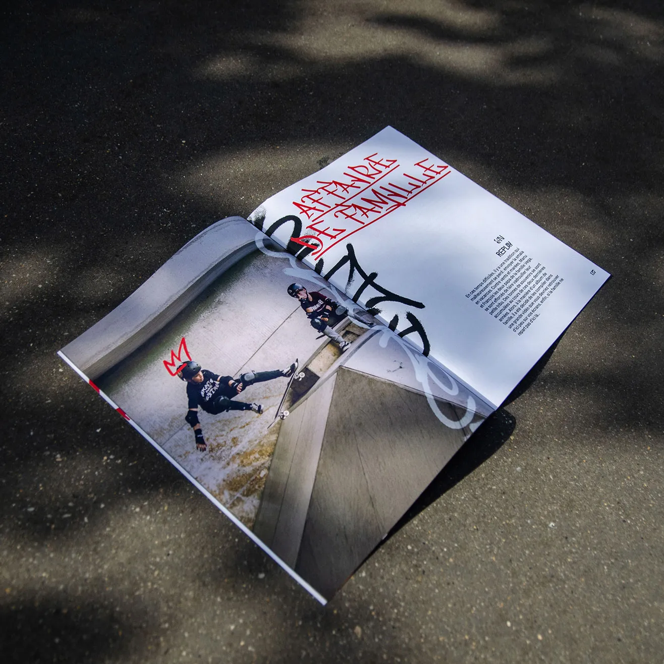 Double page du magazine Concrete avec une typographie rouge et une photo de skateur