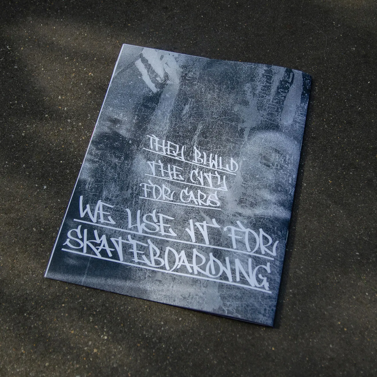 Quatrième de couverture du magazine Concrete avec le slogan 'They built the city for cars, we use it for skateboarding'