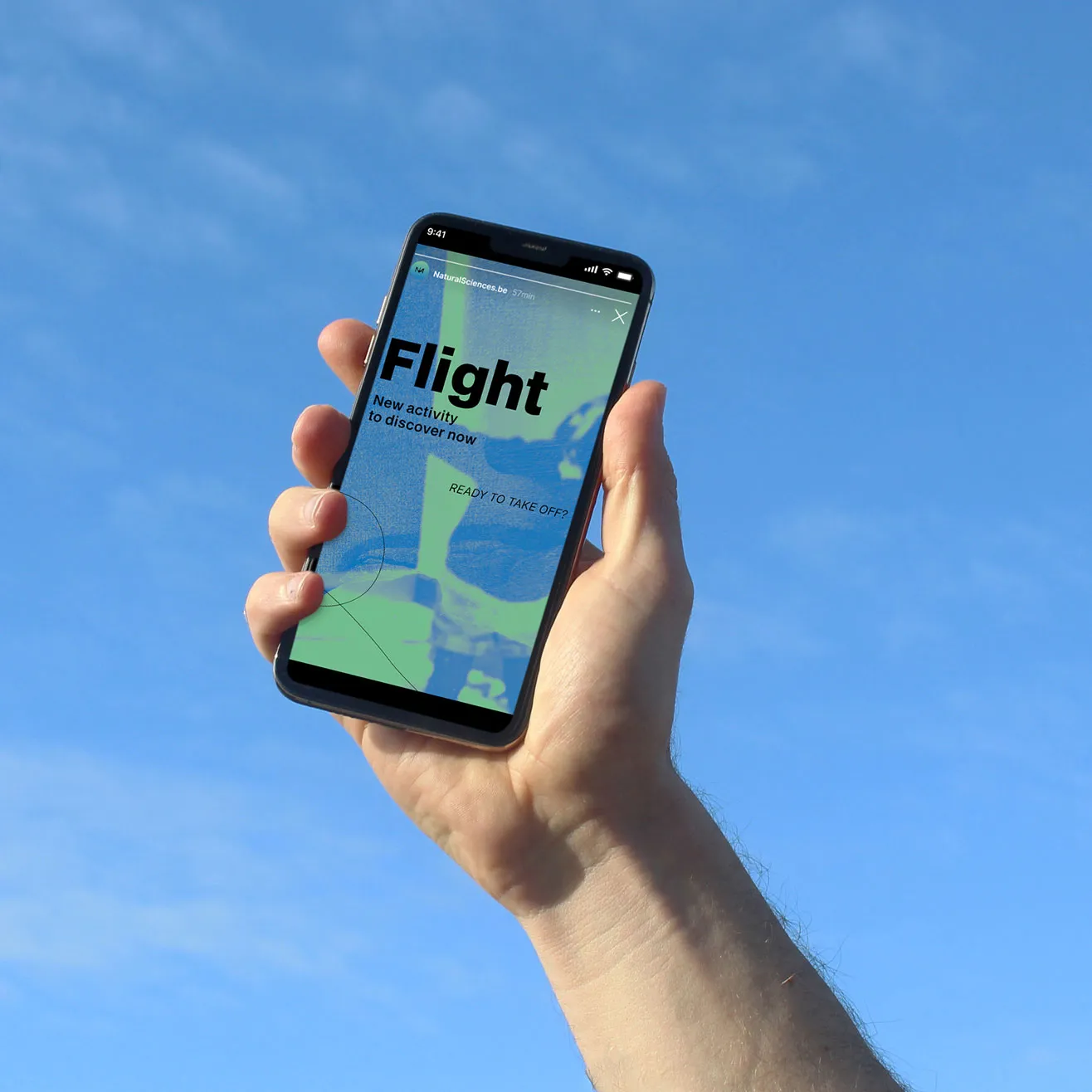 Main tenant un smartphone affichant une story qui fait la promotion de l'exposition Flight