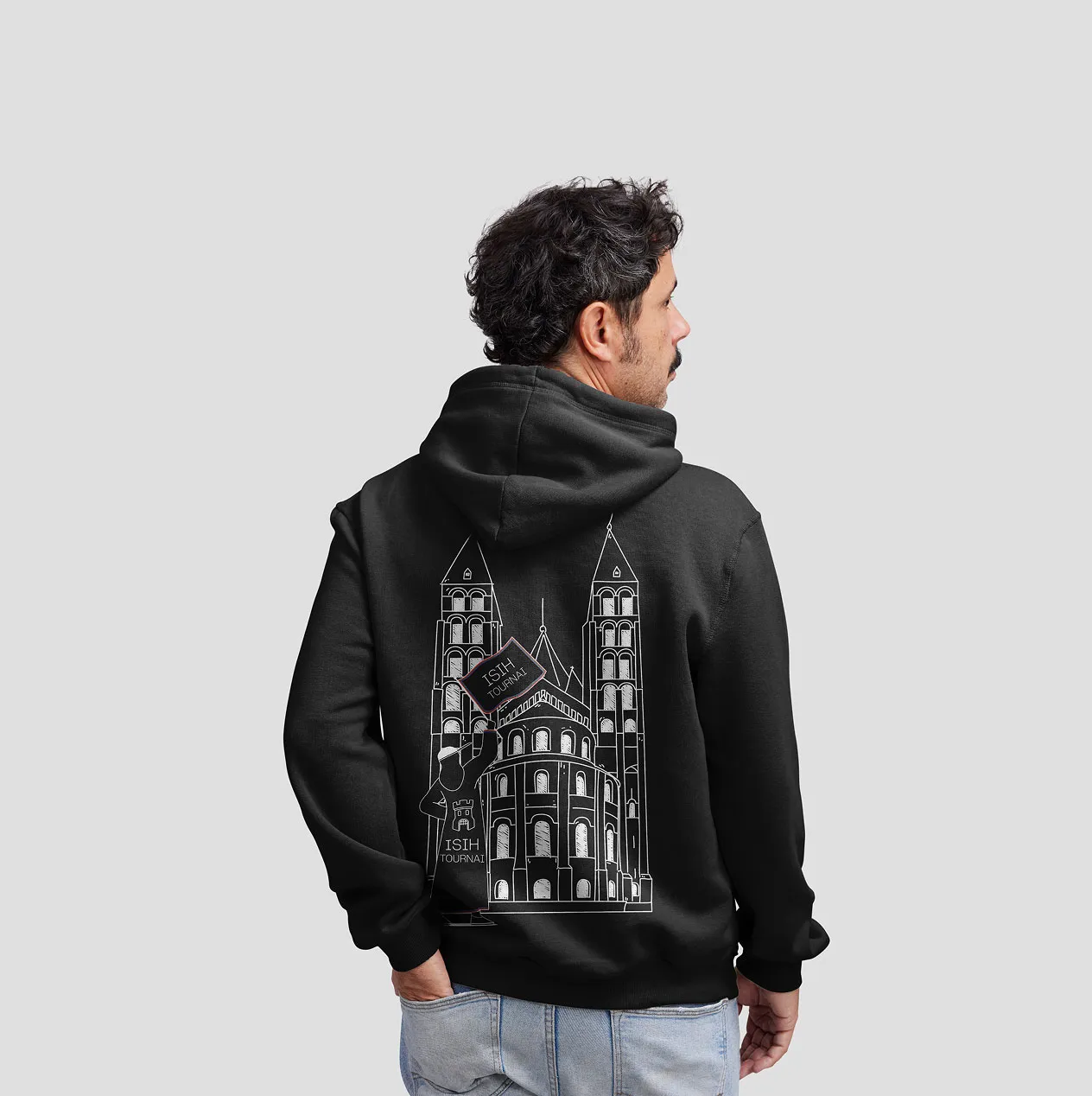 Homme portant un pull avec une illusatration dessus