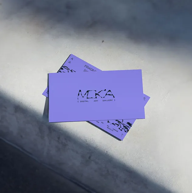 Cartes de visite de la galerie d'art numérique Mok'a posées en éventail