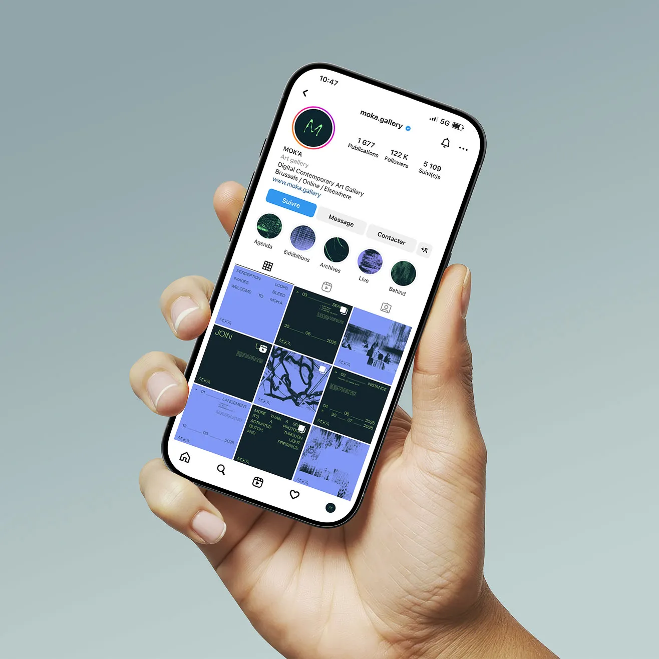 Main tenant un smartphone affichant le profil Instagram de Mok'a