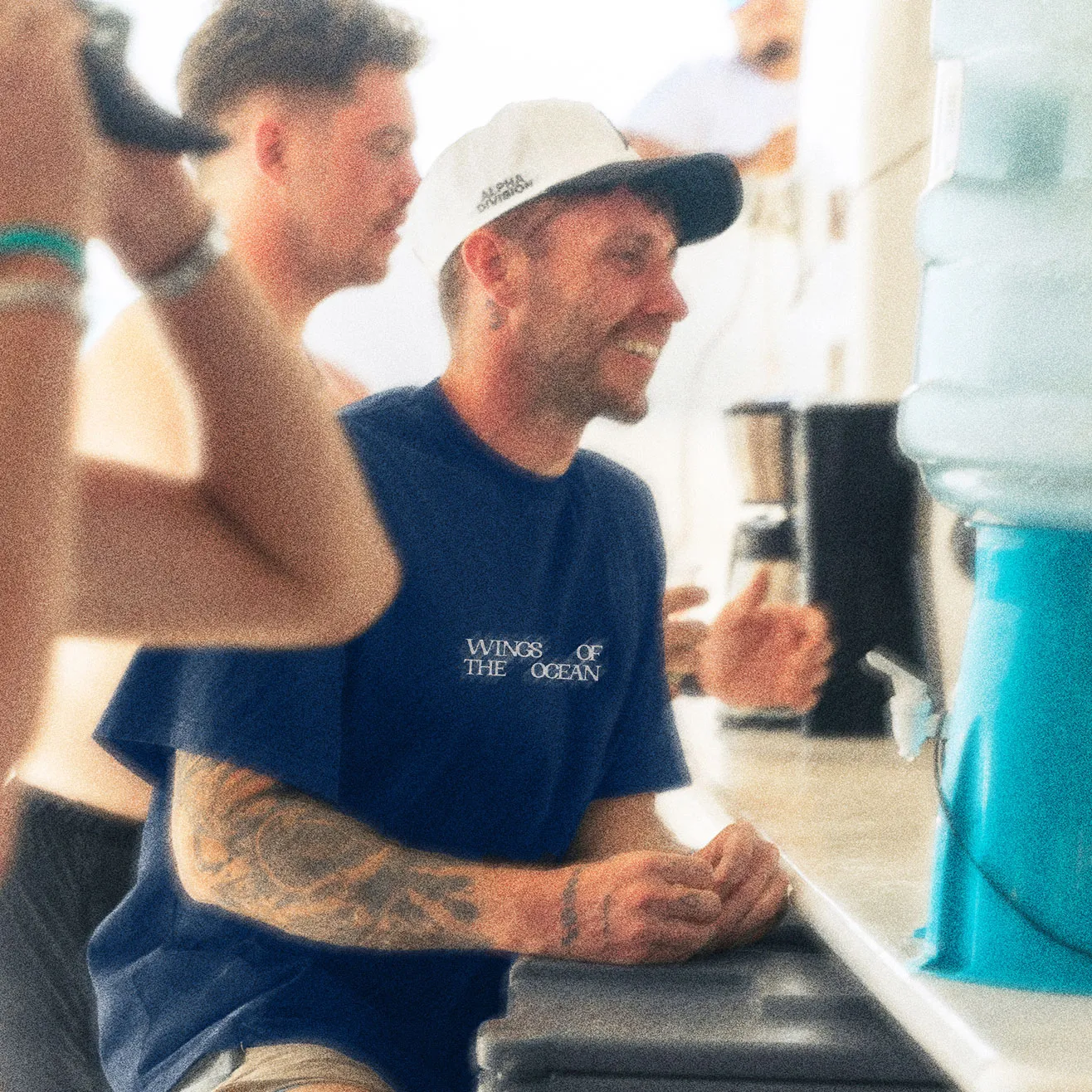 Personne souriante portant un tshirt Wings of the Ocean